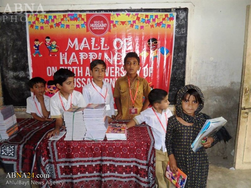 تقرير مصور/ نشطاء "من الحسين (ع) ؟ " يوزعون الهديا للاطفال في لاركانا الباكستانية